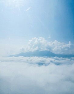 云海之上的壮丽山景