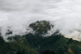 云雾缭绕的山峦美景