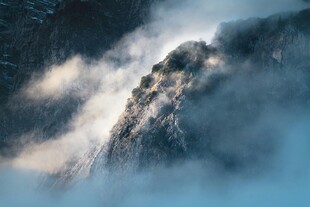 云雾缭绕的巍峨山峰