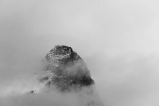云雾缭绕中的神秘山峰