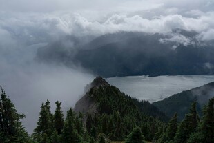 云雾缭绕的山间湖泊美景