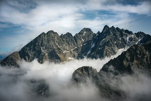云雾缭绕的壮丽山峰