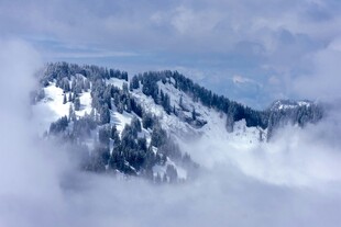 云雾缭绕的雪山美景