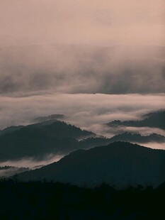 云雾缭绕的山峦美景