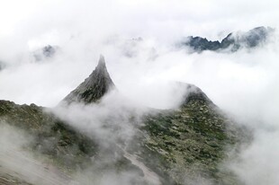 云雾缭绕的壮美山峰