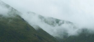 山间云雾缭绕的壮美景色