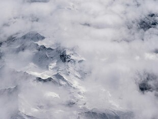 云雾缭绕的壮丽雪山