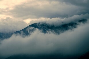 云雾缭绕的壮美山峦