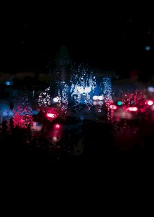 夜晚窗户雨景