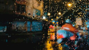 雨中玻璃外的夜景
