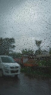雨中停放的白色汽车