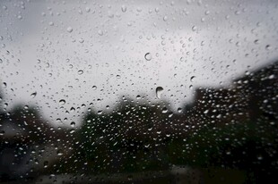 车窗上的雨滴