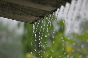 屋檐雨滴