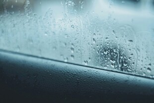 车窗上的晶莹雨滴