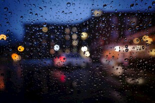 雨夜车窗下的城市光影