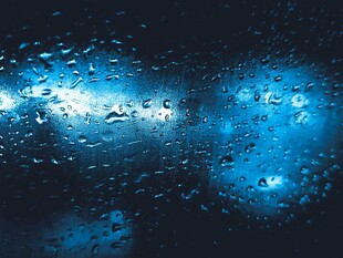 雨夜车窗上的蓝色光影