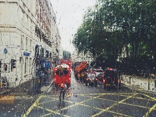 雨中骑行者与城市街道景象