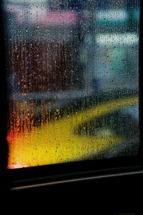 雨中车窗的模糊景象