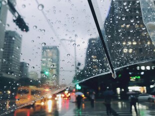 雨中城市街景