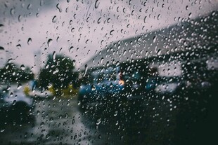 雨中车窗上的水珠