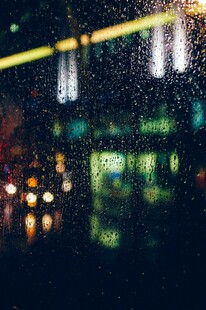 雨夜城市灯光朦胧景象