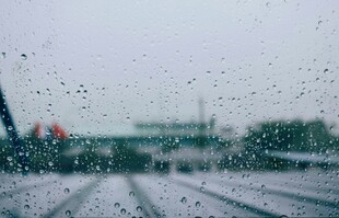 雨中模糊的道路景象
