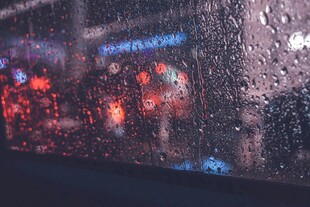 车窗上的雨景与城市灯火