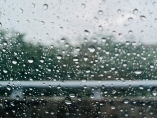 窗上雨滴朦胧景致