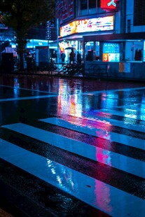 雨夜街道店铺霓虹倒影