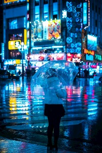 雨夜街头撑伞的孤独身影