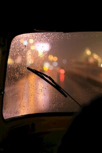 雨夜车窗