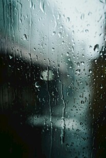 玻璃上的晶莹雨滴