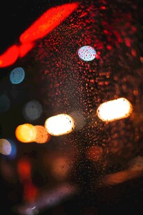 雨夜车窗上的斑斓光影
