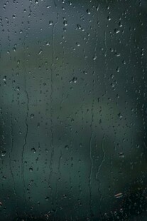 雨滴滑落的朦胧玻璃窗