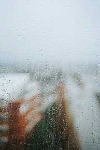 雨中车窗景象