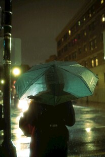 雨夜撑伞人