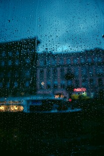 雨夜窗外街景