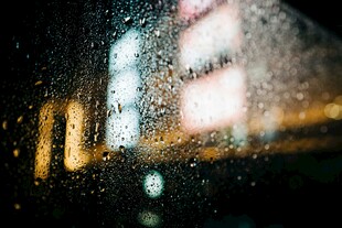 雨中车窗