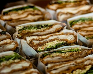 美味夹心卷饼整齐排列