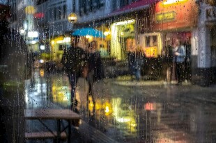 雨夜街头行人的朦胧景象