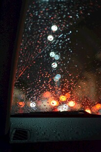雨夜车窗水滴