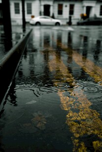 雨后街道积水倒影景象