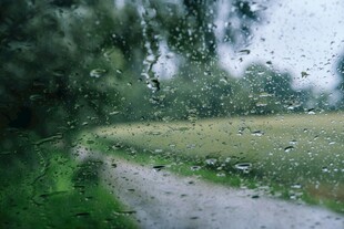 雨中乡间小路