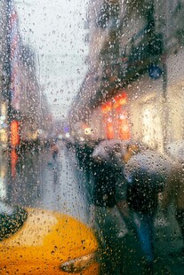 雨中城市街道的繁忙景象