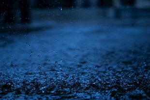 雨夜地面的细密雨滴