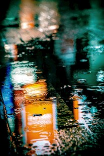雨后城市灯光倒影美景