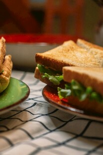 美味三明治与小食搭配