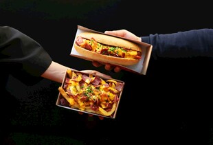 双手递出美味披萨与热狗