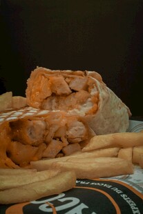 美味鸡肉卷搭配薯条
