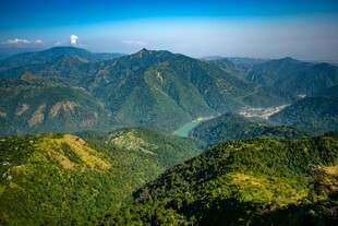 壮丽山峦间的翠绿美景